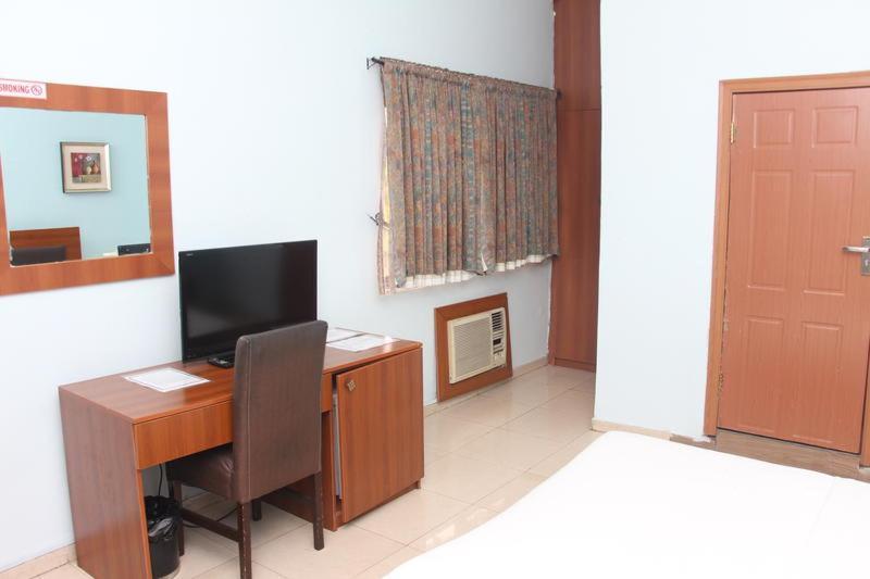 Grand Ibro Hotel Annex Ankuru Buitenkant foto