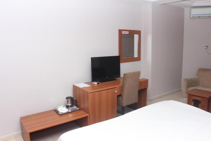 Grand Ibro Hotel Annex Ankuru Buitenkant foto